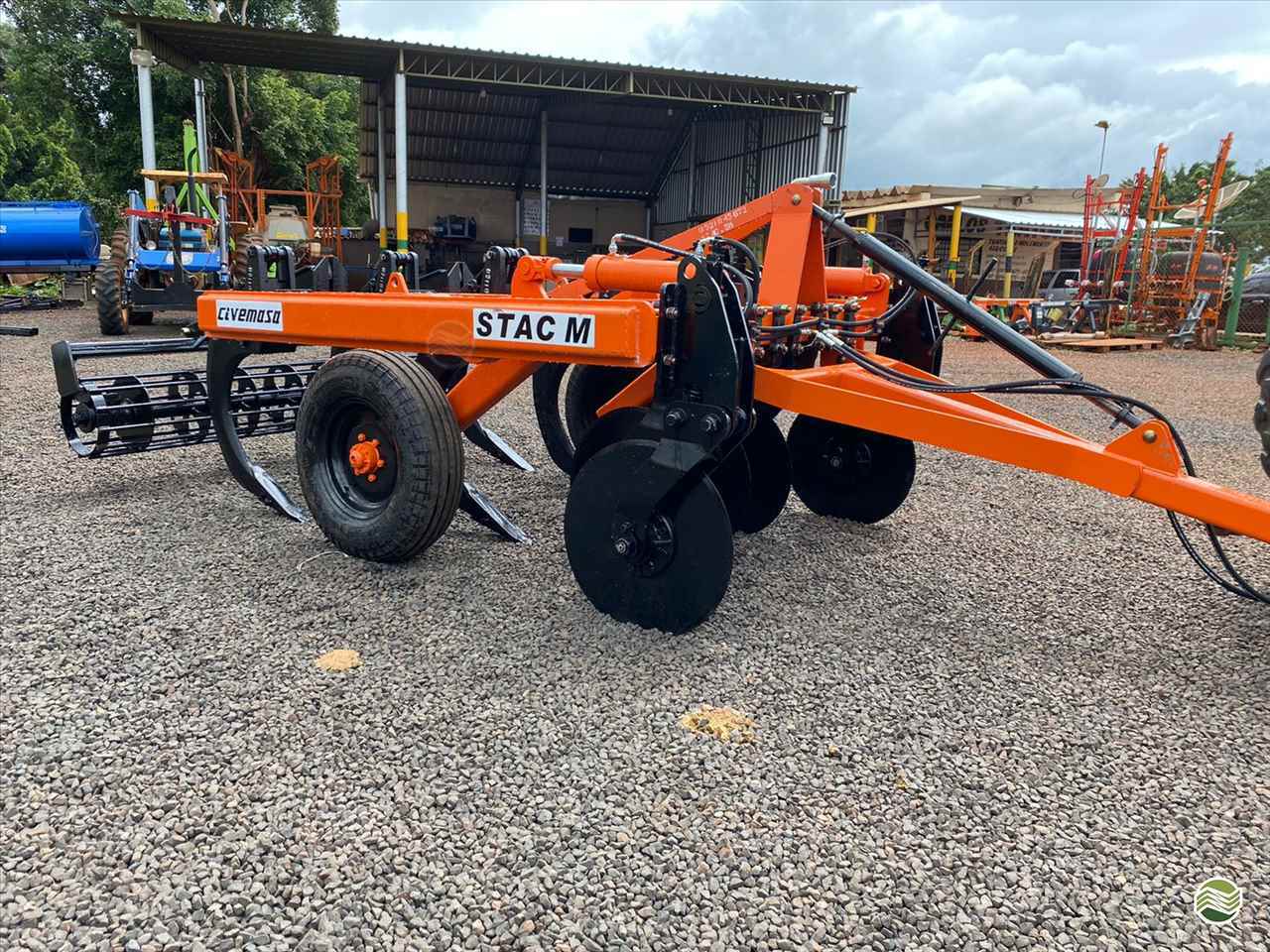 IMPLEMENTOS AGRICOLAS SUBSOLADOR 5 HASTES DISCO CORTE Carlos Tratores SP GUAIRA SÃO PAULO SP